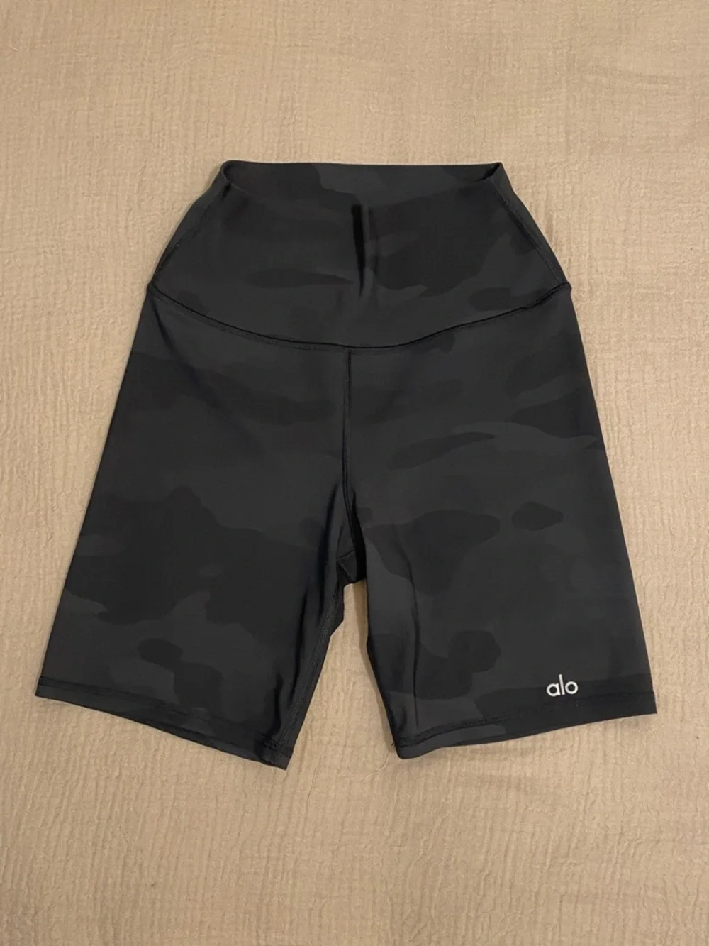 ALO Yoga Black Camo High-Rise Biker Shorts. Size S